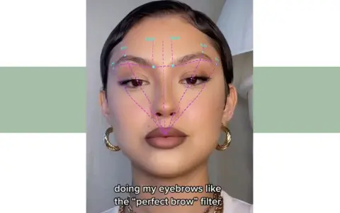 Une femme utilise un filtre pour redessiner son sourcil coupé, cherchant la perfection.