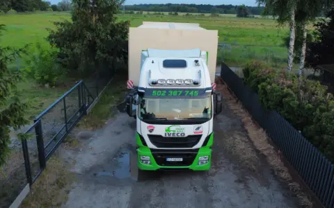 Ile waży naczepa z plandeką? Sprawdź, by uniknąć problemów z transportem