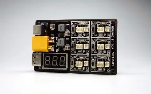 Ein kompaktes 6-in-1 LiPo Ladegerät mit sechs Anschlüssen, einem Display und XT60-Eingang.