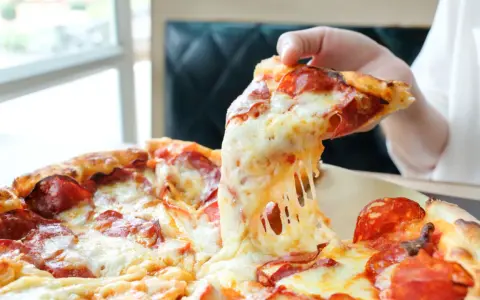 Dlaczego pizza jest niezdrowa? Odkryj pułapki i jedz ją zdrowiej!