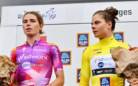 Lotte Kopecky auf dem Podium, sie trägt ein pink-violettes Trikot. Neben ihr eine Fahrerin im gelben Trikot.