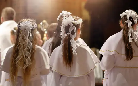 W jakim wieku komunia? Odkryj, kiedy Twoje dziecko przystępuje