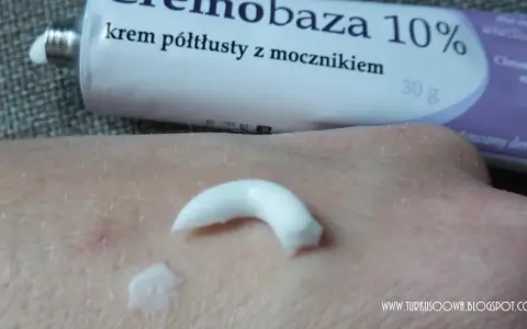 Krem półtłusty z mocznikiem, cremobaza 10%, nałożony na skórę dłoni.