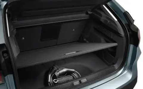 Maletero del Citroën C4 con cable de carga. Espacio suficiente para tus viajes, con buena capacidad en litros.
