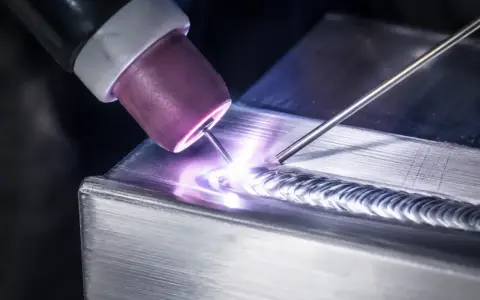 Soldadura TIG con varilla de aporte, mostrando diferentes tipos de electrodos para soldar. Arco brillante y cordón de soldadura limpio.