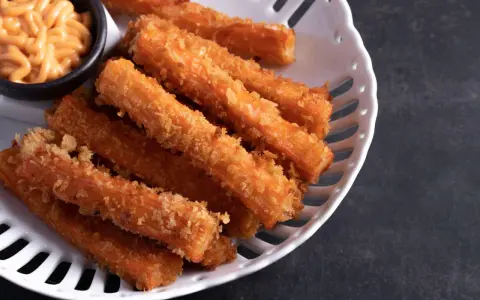 Chrupiące paluszki surimi, panierowane i smażone, podane z sosem. Czy surimi to coś dla Ciebie?
