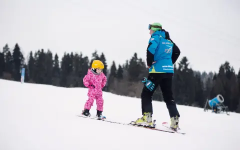Pierwsze narty? Gdzie uczyć się w Polsce i ile to kosztuje?