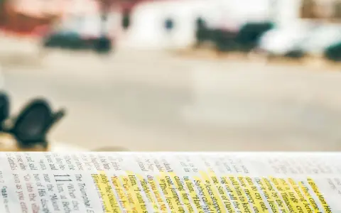 Otwarta Biblia, z zaznaczonymi fragmentami, przypomina o modlitwie krucjaty.