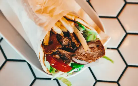 Kebab: Wszystko, co musisz wiedzieć o królu polskiego street foodu