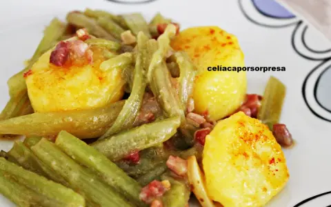 Delicioso plato de borrajas con patatas y trocitos de bacon. Un clásico casero que nunca falla.