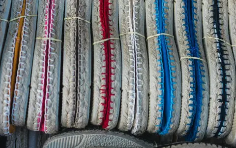 Esparteñas de colores vibrantes, listas para limpiar esparto con bicarbonato y lucir impecables.