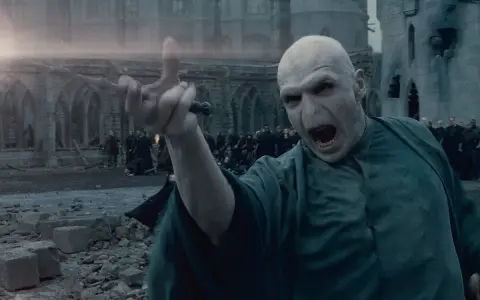 Voldemort lanza un Avada Kedavra en Hogwarts Legacy, con su varita apuntando y su rostro lleno de furia.