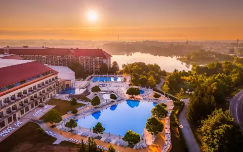 Hotel Gołębiewski: wspaniała doba hotelowa z basenami i widokiem na jezioro o wschodzie słońca.