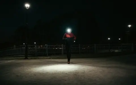Biegacz nocą z czołówką. Czy 500 lumenów to dużo, by rozświetlić ścieżkę?