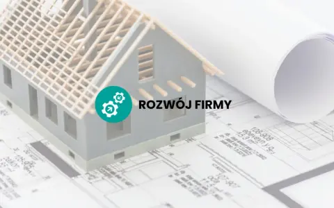 Model domu na planach, symbol rozwoju firmy. Jak założyć działalność gospodarczą i budować sukces.
