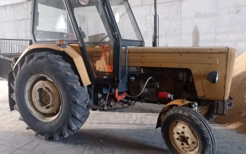 Ciągnik Ursus C-360. Zastanawiasz się, jak zwiększyć ciśnienie pompy hydraulicznej c-360? Ten traktor może pomóc w pracach polowych.