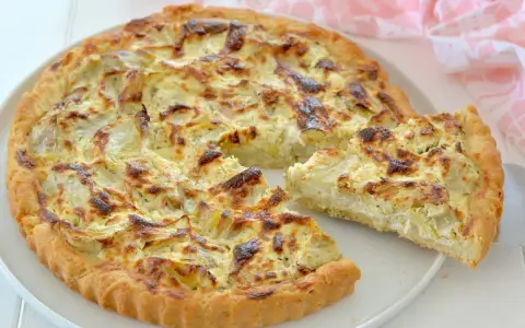Torta salata con carciofi, una delizia dai Menù di Benedetta, con crosta dorata e ripieno cremoso.