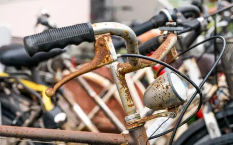 Rdzawe kierownice i lampka starego roweru. Zastanawiasz się, gdzie oddać stary rower?