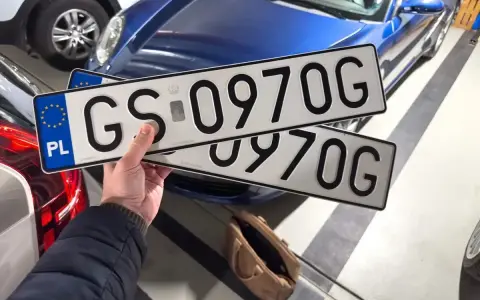 Dwie tablice rejestracyjne GS 0970G, gotowe do montażu. Zastanawiasz się nad koszt rejestracji samochodu?