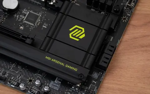 Płyta główna MSI z logo "MSI ARSENAL GAMING". Widoczny radiator z zielonym symbolem, a pod nim znajduje się chipset.