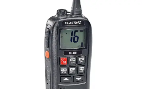 Radio VHF Plastimo SX-400 affichant le canal 16, la fréquence vhf à écouter pour les appels de détresse et le trafic maritime.