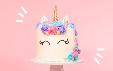 Magisk enhörningstårta med horn och öron, dekorerad med färgglad frosting. Ett perfekt unicorn tårta recept för kalaset!