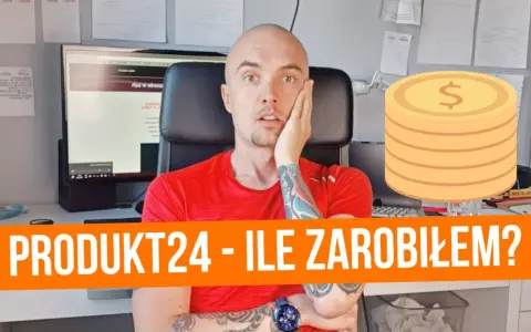 Mężczyzna z tatuażami, siedzący przy biurku, zastanawia się nad zarobkami po kursie handlowca. Obok stos monet.
