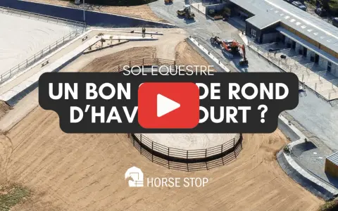 Vue aérienne d'une carrière équestre avec un sol en sable. Le texte "SOL EQUESTRE" et "UN BON D'HAVRE POUR COURT ?" est superposé.