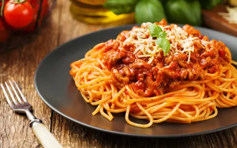 Najlepszy sos do spaghetti z mięsem mielonym: Triki szefów kuchni