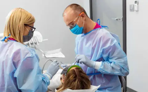 Kiedy do dentysty w ciąży? Bezpieczne leczenie zębów dla mamy i dziecka