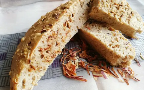 Frisches Zwiebelbrot, perfekt für ein einfaches Zwiebelbrot Rezept. Die knusprige Kruste und die saftige Krume mit Zwiebelstückchen sind unwiderstehlich.