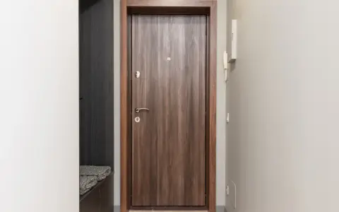 Solidne drzwi zewnętrzne Martom z drewnianym wykończeniem, idealne do każdego wnętrza.