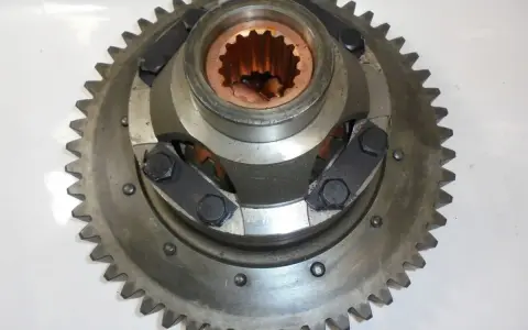 Metalowy mechanizm różnicowy bizon z zębatką i elementami ciernymi.
