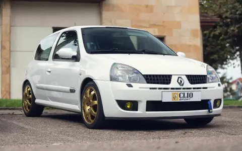 Białe auto Clio Sport z złotymi felgami, idealne auto do 20 tys. zł.