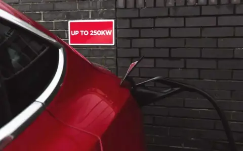 Rosso Tesla in carica rapida, fino a 250kW. Il tempo ricarica Tesla è ridotto grazie a questa potenza.