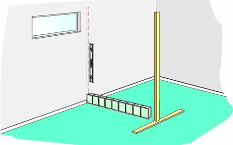 Byggare murar glasblock längs en vägg, med vattenpass och stöd.