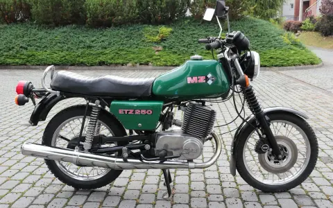 Zielony MZ ETZ 250, legendarny motocykl z NRD, który mimo swoich lat wciąż budzi emocje. Ile koni ma ten klasyk?