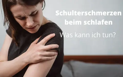 Frau mit schmerzverzerrtem Gesicht hält sich die Schulter. Sie leidet unter Schulterschmerzen beim Schlafen in Seitenlage. Was kann sie tun?