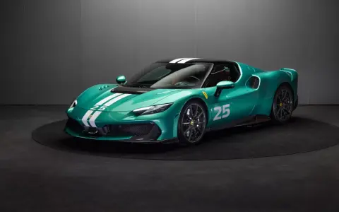 Turkusowe Ferrari 296 z białymi pasami i numerem 25, prezentowane na czarnym tle.