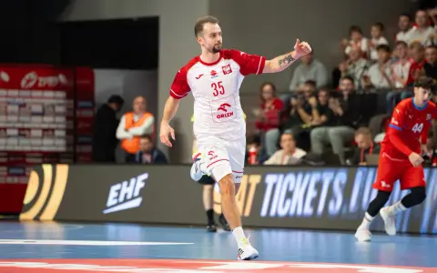 Paweł Paterek w akcji, z numerem 35 na koszulce, biegnie po boisku.