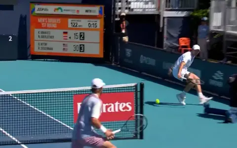 Jugadores en acción durante el tenis torneo de Miami. El marcador muestra el progreso del partido.