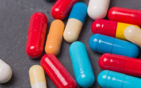 Jaki antybiotyk na ból gardła? Poznaj skuteczne opcje leczenia