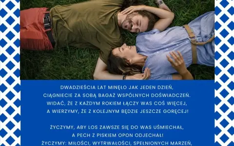 Para z uśmiechem leży na trawie, świętując 20 rocznicę ślubu. Życzenia miłości i szczęścia.