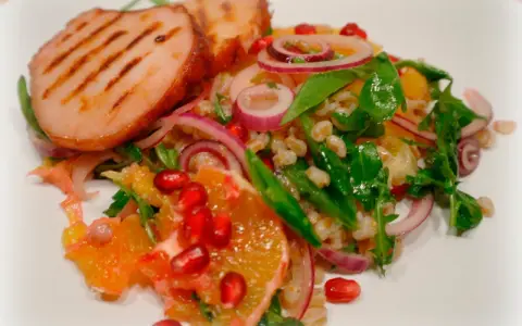 Grillad fläskkarré med en fräsch sallad av apelsin, granatäpple, rödlök och bulgur. Perfekt för en somrig plockmat fest!