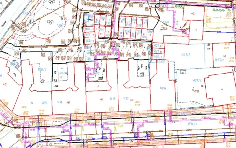 Oznaczenia gruntów na mapie geodezyjnej, z widocznymi numerami działek, granicami i wysokościami terenu.