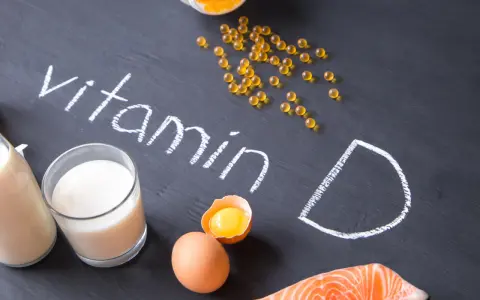 La vitamina D3 serve per ossa forti e sistema immunitario. Ecco alimenti e integratori che la contengono.