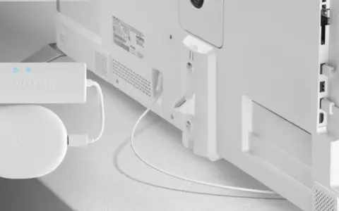 En vit Chromecast med strömkabel och HDMI-anslutning till TV:n. Enheten är redo för chromecast setup wifi.