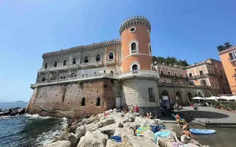 Un perfetto week end a Napoli: Castel dell'Ovo baciato dal sole, gente che prende il sole e si gode il mare.