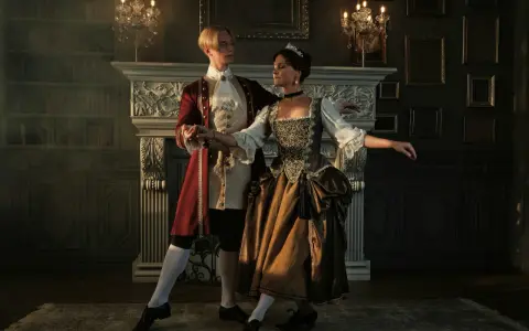 Pareja bailando en un salón elegante, como si estuvieran reviviendo la época de quien inventó el baile.