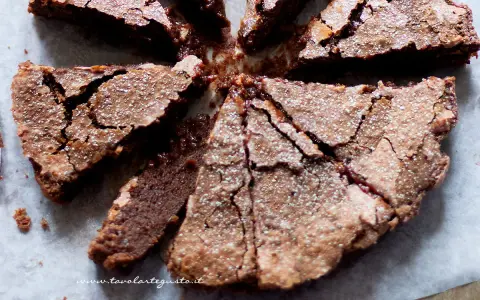 Torta al cioccolato, perfetta per Pasqua, con una crosta screpolata e spolverata di zucchero a velo, come se fossero uova di Pasqua.